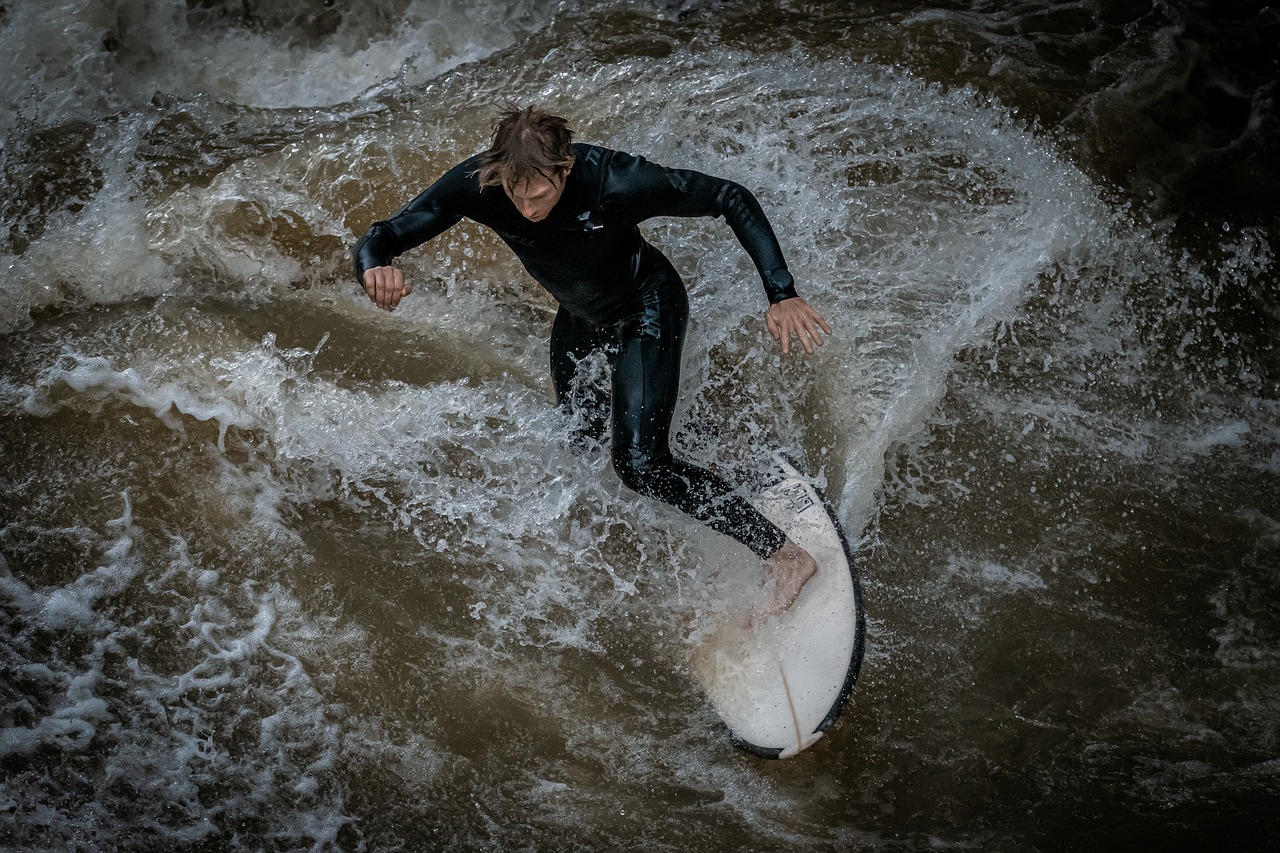 Eisbach Surfer, München